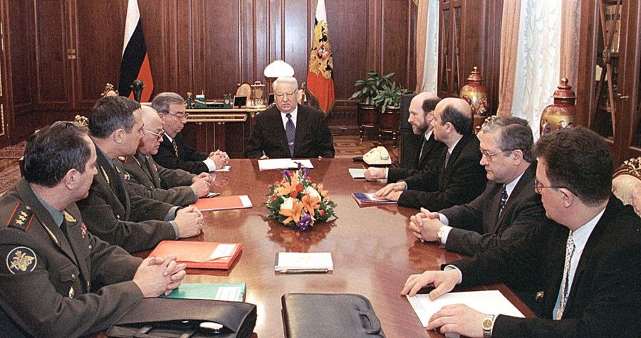 Президент РФ Борис Ельцин во время встречи с министрами в Кремле, посвященной ситуации на Балканах. 26 марта 1999 Президент РФ Борис Ельцин во время встречи с министрами в Кремле, посвященной ситуации на Балканах. 26 марта 1999