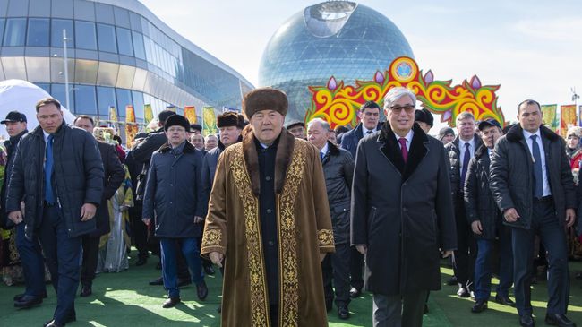 Первый президент Казахстана Нурсултан Назарбаев и президент Казахстана Касым-Жомарт Токаев на праздновании Наурыза в Астане Первый президент Казахстана Нурсултан Назарбаев и президент Казахстана Касым-Жомарт Токаев на праздновании Наурыза в Астане