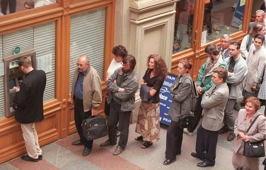 Очередь у банкомата в центре Москвы. 17 августа 1998 Очередь у банкомата в центре Москвы. 17 августа 1998
