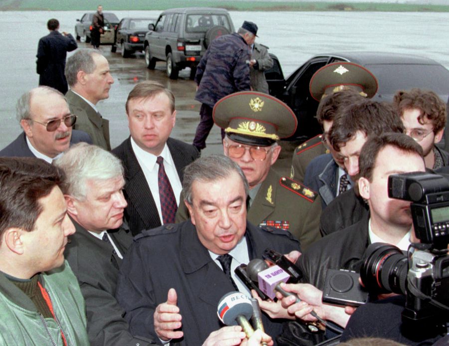Евгений Примаков беседует с прессой в аэропорту Белграда. 30 марта 1999 Евгений Примаков беседует с прессой в аэропорту Белграда. 30 марта 1999
