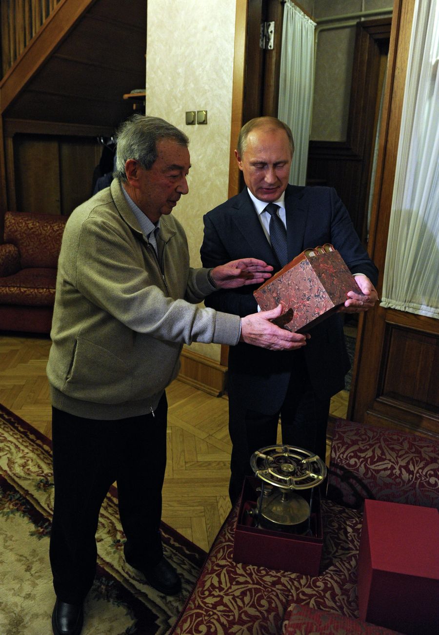Президент России Владимир Путин поздравляет Евгения Примакова с 85-летием. 29 октября 2014 Президент России Владимир Путин поздравляет Евгения Примакова с 85-летием. 29 октября 2014