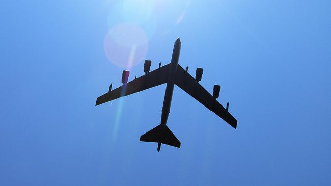 Стратегический американский бомбардировщик Boeing B-52 Stratofortress Стратегический американский бомбардировщик Boeing B-52 Stratofortress