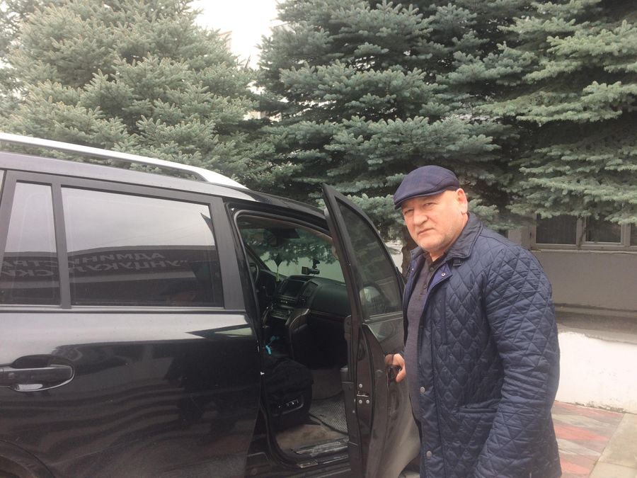 Иса Нурмагомедов до сих пор ездит на бронированном автомобиле Иса Нурмагомедов до сих пор ездит на бронированном автомобиле