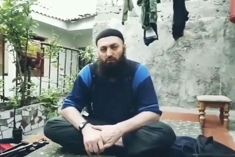 Магомед Сулейманов читает проповедь во дворе своего дома Магомед Сулейманов читает проповедь во дворе своего дома