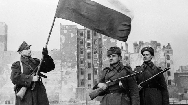 Воины Войска Польского и Советской Армии перед водружением государственного флага Польши над освобожденной Варшавой Воины Войска Польского и Советской Армии перед водружением государственного флага Польши над освобожденной Варшавой