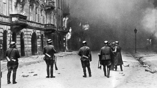 Улицы Варшавы в огне. Кадр из фильма Обыкновенный фашизм Улицы Варшавы в огне. Кадр из фильма Обыкновенный фашизм