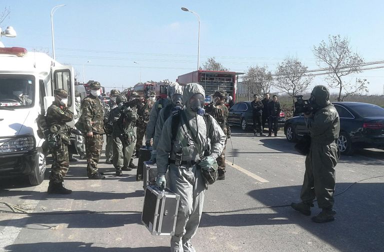 Сотрудники военизированной полиции в защитных костюмах пробираются к месту взрыва на заводе пестицидов Цзянсу Тяньцзяи в провинции Цзянсу, Китай. 22 марта 2019 Сотрудники военизированной полиции в защитных костюмах пробираются к месту взрыва на заводе пестицидов Цзянсу Тяньцзяи в провинции Цзянсу, Китай. 22 марта 2019