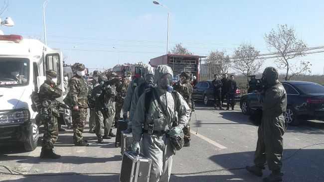 Сотрудники военизированной полиции в защитных костюмах пробираются к месту взрыва на заводе пестицидов Цзянсу Тяньцзяи в провинции Цзянсу, Китай. 22 марта 2019 Сотрудники военизированной полиции в защитных костюмах пробираются к месту взрыва на заводе пестицидов Цзянсу Тяньцзяи в провинции Цзянсу, Китай. 22 марта 2019