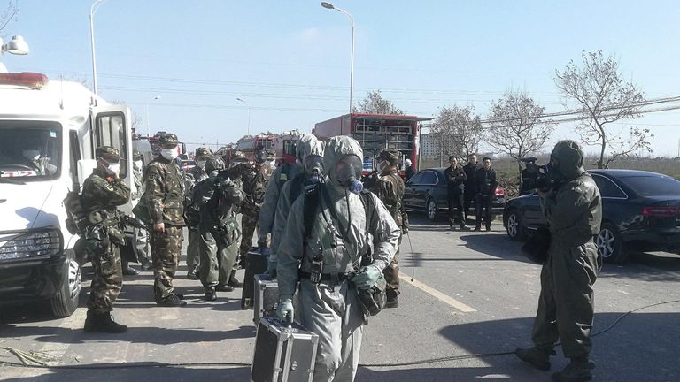 Сотрудники военизированной полиции в защитных костюмах пробираются к месту взрыва на заводе пестицидов Цзянсу Тяньцзяи в провинции Цзянсу, Китай. 22 марта 2019 Сотрудники военизированной полиции в защитных костюмах пробираются к месту взрыва на заводе пестицидов Цзянсу Тяньцзяи в провинции Цзянсу, Китай. 22 марта 2019