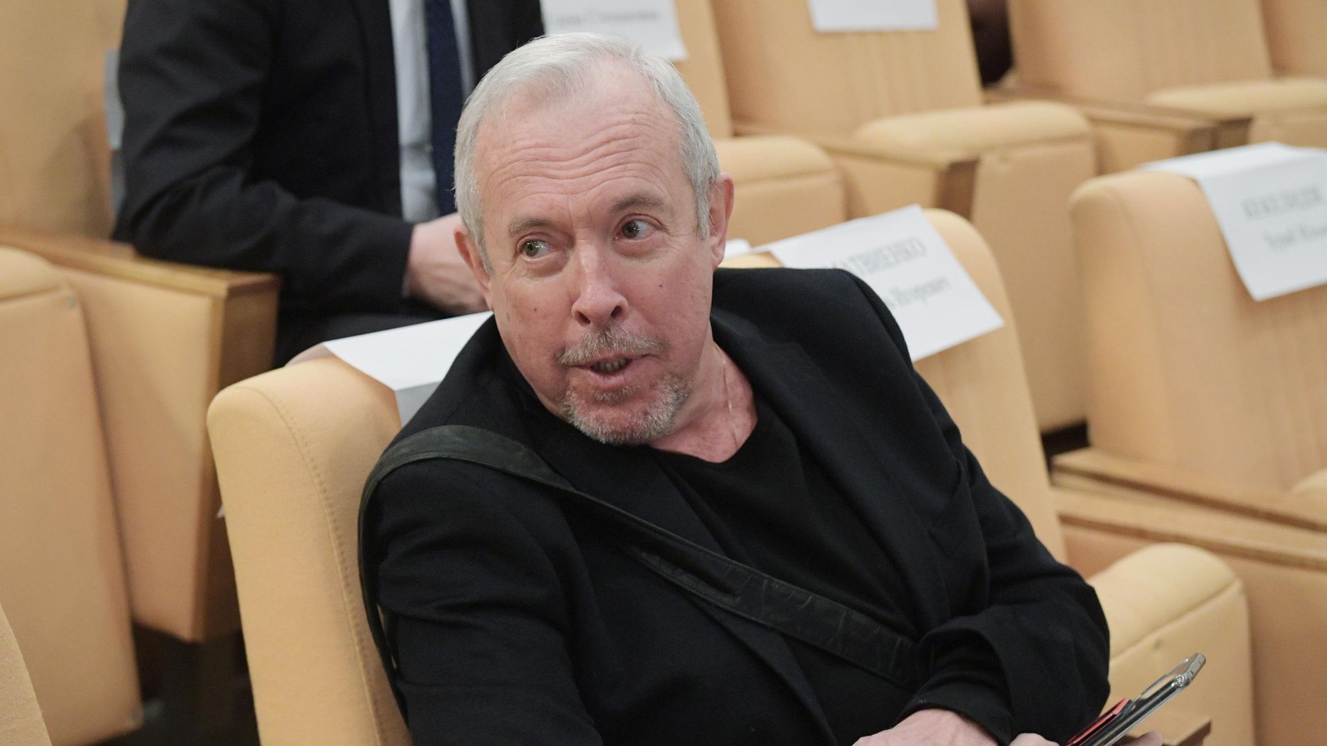 Музыкант Андрей Макаревич перед началом парламентских слушаний в Государственной Думе Музыкант Андрей Макаревич перед началом парламентских слушаний в Государственной Думе - РИА Новости, 1920, 18.12.2024