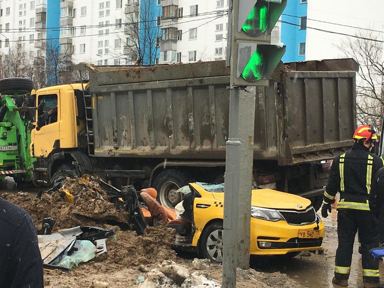 Последствия ДТП с участием такси и грузовика в Ясенево. 22 марта 2019 Последствия ДТП с участием такси и грузовика в Ясенево. 22 марта 2019