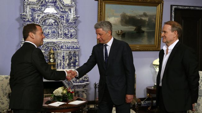 Дмитрий Медведев во время встречи с кандидатом в президенты Украины Юрием Бойко и главой политического совета партии Оппозиционная платформа - За жизнь Виктором Медведчуком