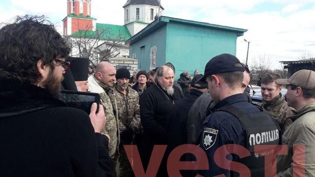 Активисты новой церкви на Украине пытаются захватить храм канонической УПЦ в Иванкове Киевской области. 23 марта 2019 Активисты новой церкви на Украине пытаются захватить храм канонической УПЦ в Иванкове Киевской области. 23 марта 2019