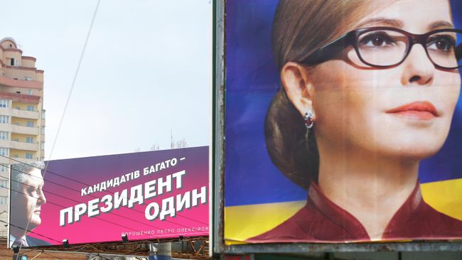 Агитационные плакаты кандидатов в президенты Украины Юлии Тимошенко и Петра Порошенко на одной из улиц Киева. Агитационные плакаты кандидатов в президенты Украины Юлии Тимошенко и Петра Порошенко на одной из улиц Киева.