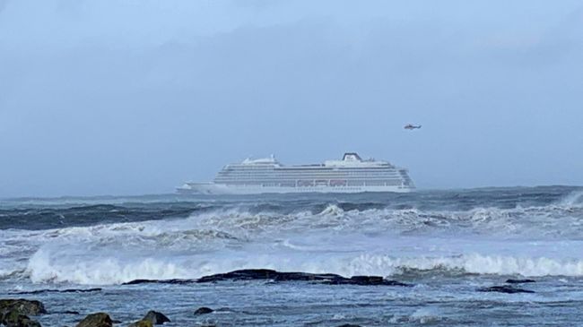 Круизный лайнер Viking Sky у западного побережья Норвегии. 23 марта 2019 Круизный лайнер Viking Sky у западного побережья Норвегии. 23 марта 2019