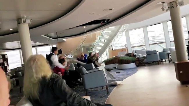 Пассажиры на круизном судне Viking Sky после того, как у него отказал двигатель у западного побережья Норвегии. 23 марта 2019 Пассажиры на круизном судне Viking Sky после того, как у него отказал двигатель у западного побережья Норвегии. 23 марта 2019
