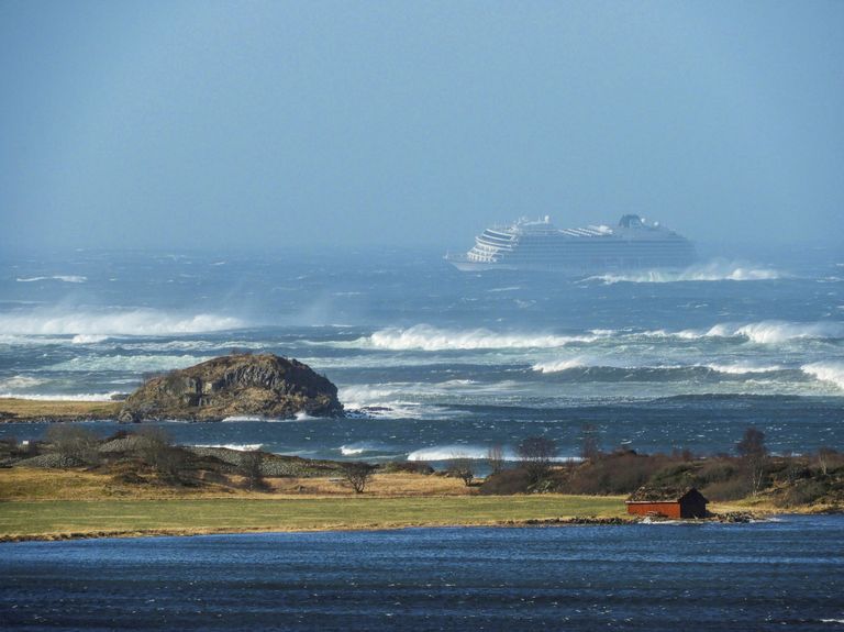 Круизный лайнер Viking Sky дрейфует у западного побережья Норвегии. 23 марта 2019 Круизный лайнер Viking Sky дрейфует у западного побережья Норвегии. 23 марта 2019