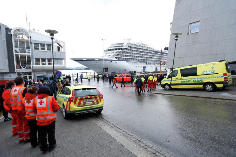 Круизный лайнер Viking Sky, столкнувшийся с проблемами в штормовых морях у берегов Норвегии, 24 марта 2019 года самостоятельно прибывает в порт Молде Круизный лайнер Viking Sky, столкнувшийся с проблемами в штормовых морях у берегов Норвегии, 24 марта 2019 года самостоятельно прибывает в порт Молде