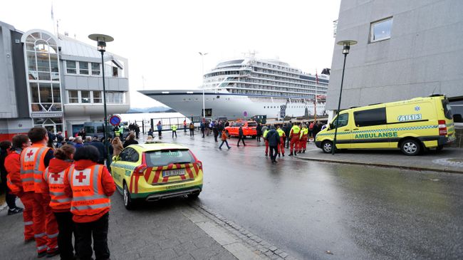 Круизный лайнер Viking Sky, столкнувшийся с проблемами в штормовых морях у берегов Норвегии, 24 марта 2019 года самостоятельно прибывает в порт Молде Круизный лайнер Viking Sky, столкнувшийся с проблемами в штормовых морях у берегов Норвегии, 24 марта 2019 года самостоятельно прибывает в порт Молде