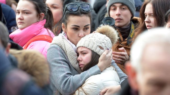 Горожане у мемориала на Манежной площади в Москве, организованного в память о погибших в ТЦ Зимняя вишня в Кемерово. Горожане у мемориала на Манежной площади в Москве, организованного в память о погибших в ТЦ Зимняя вишня в Кемерово.
