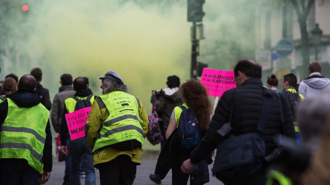 Участники акции протеста жёлтых жилетов в Париже.