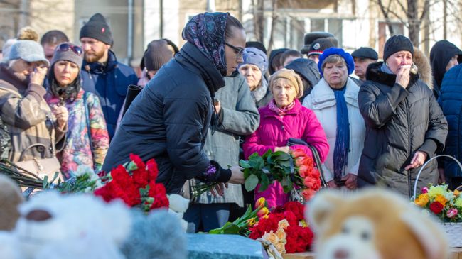 Девушка возлагает цветы к мемориалу в память о жертвах пожара в торгово-развлекательном центре Зимняя вишня в Кемерово Девушка возлагает цветы к мемориалу в память о жертвах пожара в торгово-развлекательном центре Зимняя вишня в Кемерово