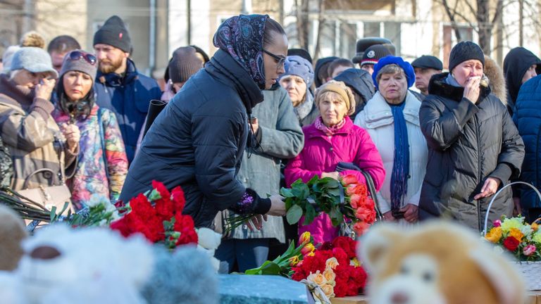 Девушка возлагает цветы к мемориалу в память о жертвах пожара в торгово-развлекательном центре Зимняя вишня в Кемерово Девушка возлагает цветы к мемориалу в память о жертвах пожара в торгово-развлекательном центре Зимняя вишня в Кемерово