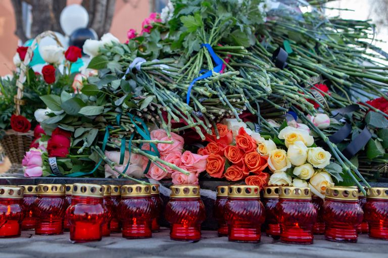 Цветы и свечи у мемориала в память о жертвах пожара в торгово-развлекательном центре Зимняя вишня в Кемерово Цветы и свечи у мемориала в память о жертвах пожара в торгово-развлекательном центре Зимняя вишня в Кемерово