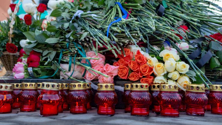 Цветы и свечи у мемориала в память о жертвах пожара в торгово-развлекательном центре Зимняя вишня в Кемерово Цветы и свечи у мемориала в память о жертвах пожара в торгово-развлекательном центре Зимняя вишня в Кемерово