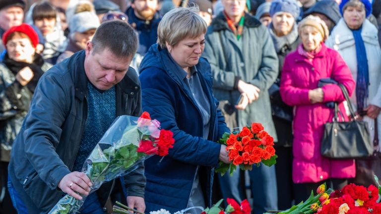 Люди возлагают цветы к мемориалу в память о жертвах пожара в торгово-развлекательном центре Зимняя вишня в Кемерово Люди возлагают цветы к мемориалу в память о жертвах пожара в торгово-развлекательном центре Зимняя вишня в Кемерово