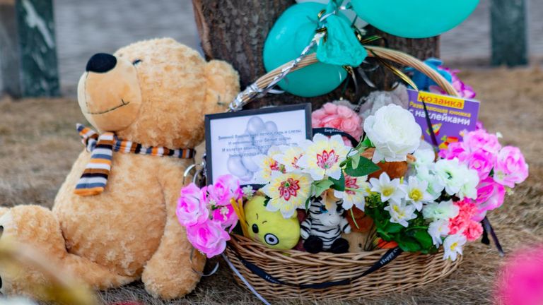 Цветы и мягкие игрушки у мемориала в память о жертвах пожара в торгово-развлекательном центре Зимняя вишня в Кемерово Цветы и мягкие игрушки у мемориала в память о жертвах пожара в торгово-развлекательном центре Зимняя вишня в Кемерово