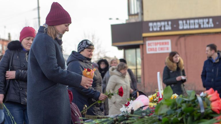 Люди возлагают цветы и мягкие игрушки к мемориалу в память о жертвах пожара в торгово-развлекательном центре Зимняя вишня в Кемерово Люди возлагают цветы и мягкие игрушки к мемориалу в память о жертвах пожара в торгово-развлекательном центре Зимняя вишня в Кемерово