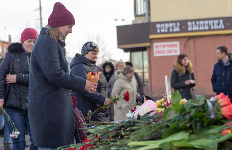 Люди возлагают цветы и мягкие игрушки к мемориалу в память о жертвах пожара в торгово-развлекательном центре Зимняя вишня в Кемерово Люди возлагают цветы и мягкие игрушки к мемориалу в память о жертвах пожара в торгово-развлекательном центре Зимняя вишня в Кемерово