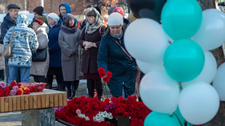 Девушка возлагает цветы к мемориалу в память о жертвах пожара в торгово-развлекательном центре Зимняя вишня в Кемерово Девушка возлагает цветы к мемориалу в память о жертвах пожара в торгово-развлекательном центре Зимняя вишня в Кемерово