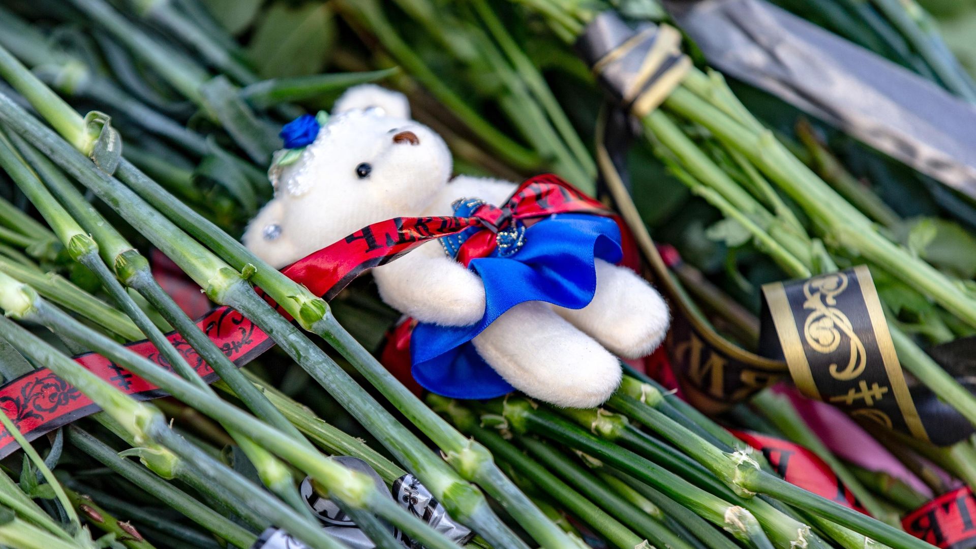 Цветы и мягкие игрушки у мемориала в память о жертвах пожара в торгово-развлекательном центре Зимняя вишня в Кемерово Цветы и мягкие игрушки у мемориала в память о жертвах пожара в торгово-развлекательном центре Зимняя вишня в Кемерово - РИА Новости, 1920, 21.03.2025