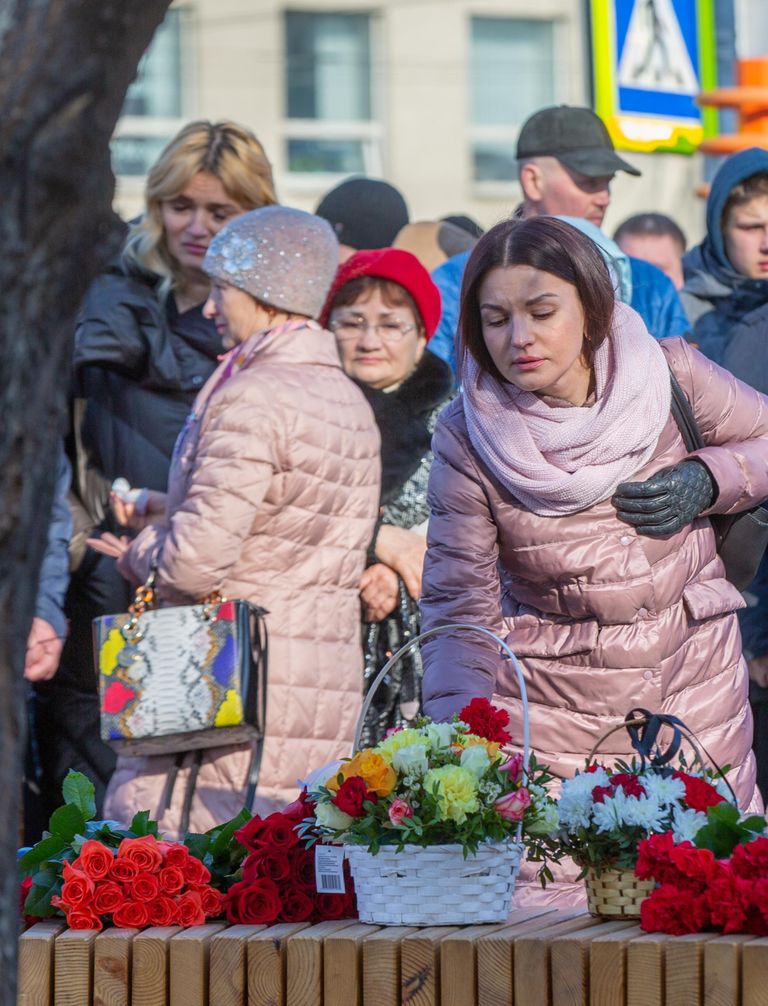 Девушка возлагает цветы к мемориалу в память о жертвах пожара в торгово-развлекательном центре Зимняя вишня в Кемерово Девушка возлагает цветы к мемориалу в память о жертвах пожара в торгово-развлекательном центре Зимняя вишня в Кемерово