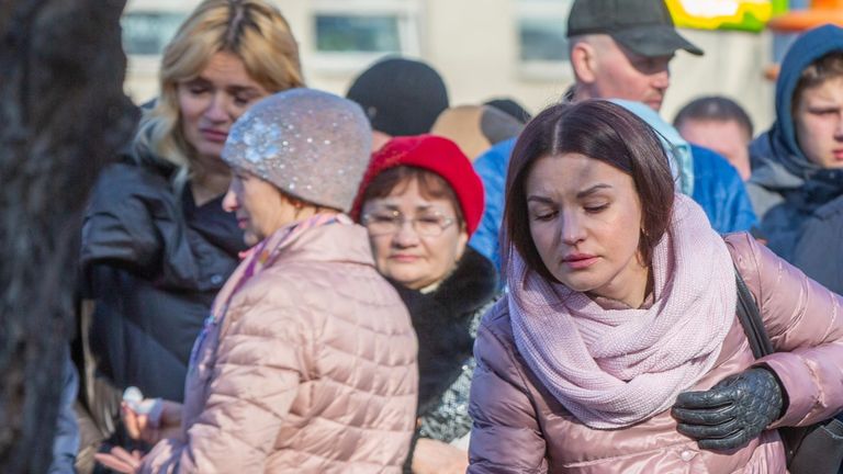 Девушка возлагает цветы к мемориалу в память о жертвах пожара в торгово-развлекательном центре Зимняя вишня в Кемерово Девушка возлагает цветы к мемориалу в память о жертвах пожара в торгово-развлекательном центре Зимняя вишня в Кемерово