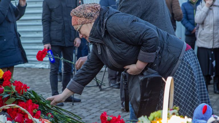 Женщина возлагает цветы к мемориалу в память о жертвах пожара в торгово-развлекательном центре Зимняя вишня в Кемерово Женщина возлагает цветы к мемориалу в память о жертвах пожара в торгово-развлекательном центре Зимняя вишня в Кемерово