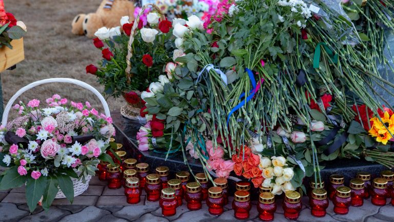 Цветы и свечи у мемориала в память о жертвах пожара в торгово-развлекательном центре Зимняя вишня в Кемерово Цветы и свечи у мемориала в память о жертвах пожара в торгово-развлекательном центре Зимняя вишня в Кемерово