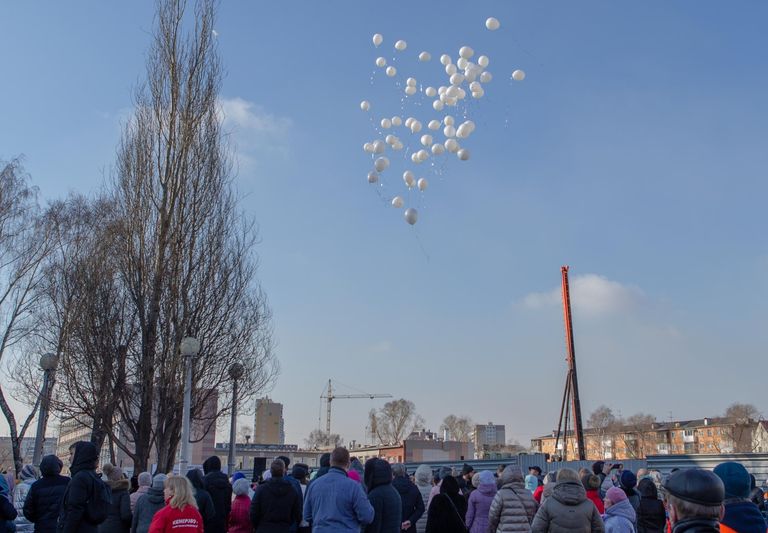 Жители запускают в небо воздушные шары в память о жертвах пожара в торгово-развлекательном центре Зимняя вишня в Кемерово Жители запускают в небо воздушные шары в память о жертвах пожара в торгово-развлекательном центре Зимняя вишня в Кемерово