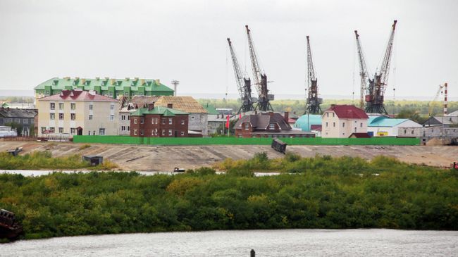 Вид Нарьян-Мара. Порт на реке Печора