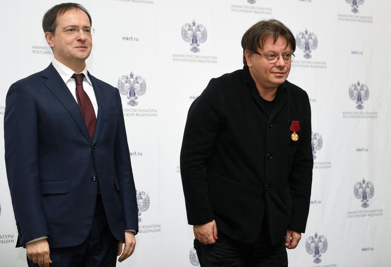 Министр культуры РФ Владимир Мединский и режиссер-постановщик Валерий Тодоровский, награжденный медалью ордена За заслуги перед Отечеством I степени