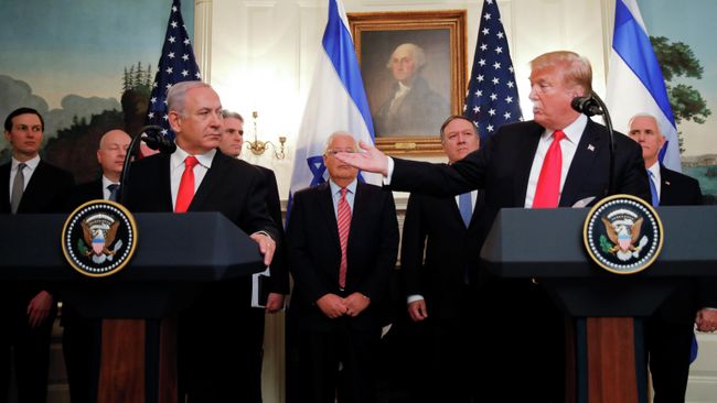 Президент США Дональд Трамп во время встречи с премьер-министром Израиля Биньямином Нетаньяху в Белом доме в Вашингтоне. 25 марта 2019
Президент США Дональд Трамп во время встречи с премьер-министром Израиля Биньямином Нетаньяху в Белом доме в Вашингтоне. 25 марта 2019