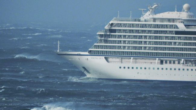 Круизный лайнер Viking Sky дрейфует у западного побережья Норвегии. 23 марта 2019 Круизный лайнер Viking Sky дрейфует у западного побережья Норвегии. 23 марта 2019