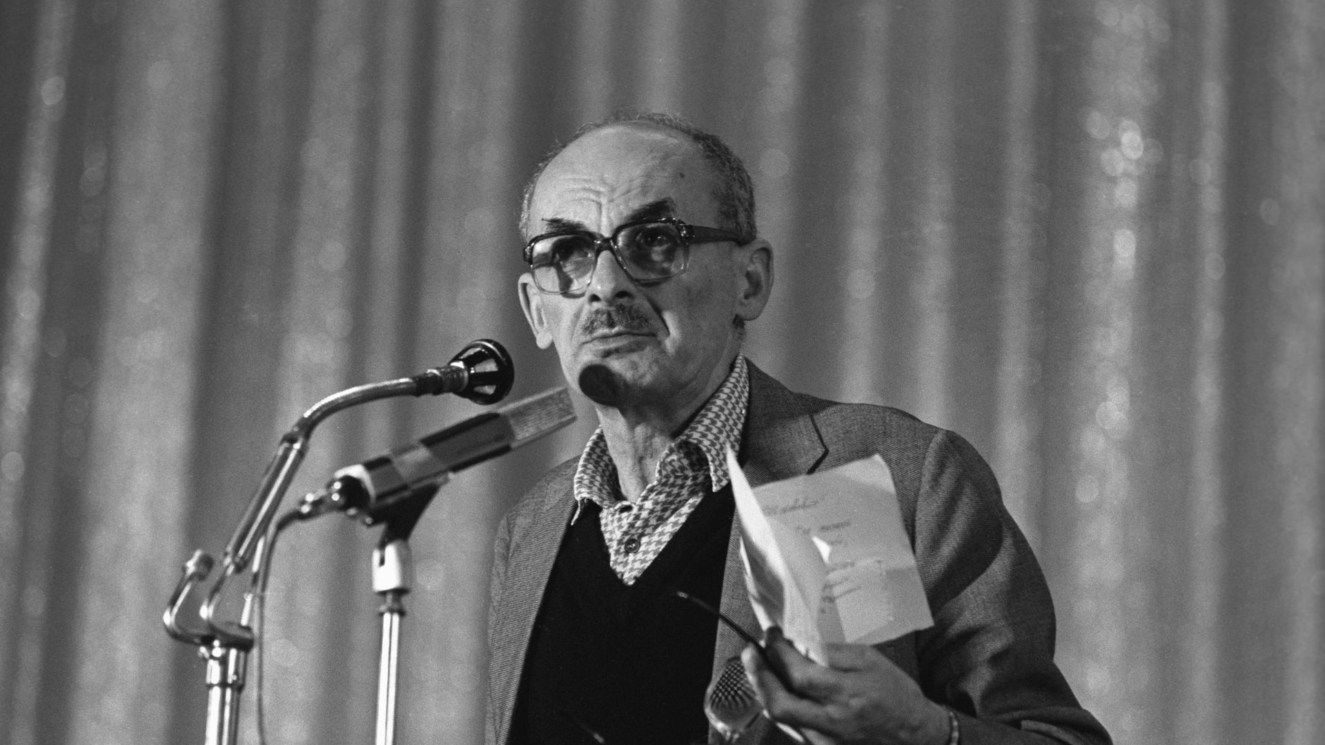 Поэт и писатель, композитор, бард Булат Шалвович Окуджава - РИА Новости, 1920
