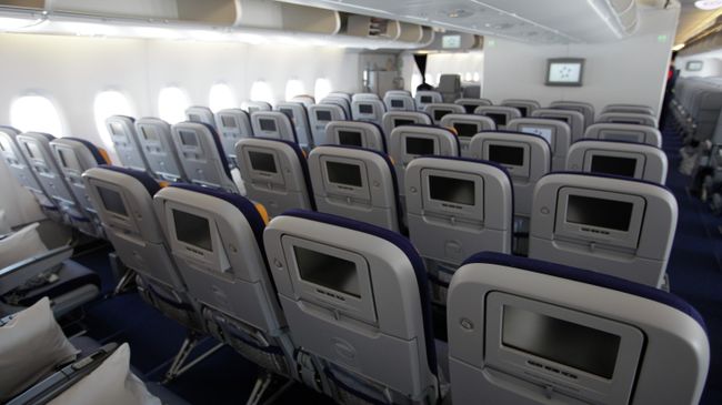 Салон эконом-класса в самолете A380 авиакомпании Lufthansa Салон эконом-класса в самолете A380 авиакомпании Lufthansa