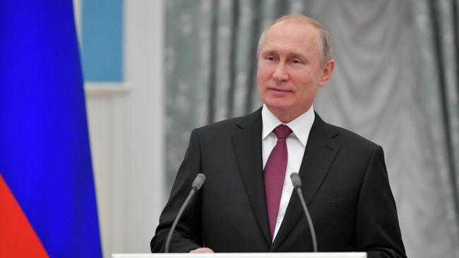 Президент РФ Владимир Путин на церемонии вручения премий президента РФ молодым деятелям культуры и в области литературы и искусства за произведения для детей и юношества за 2018 год Президент РФ Владимир Путин на церемонии вручения премий президента РФ молодым деятелям культуры и в области литературы и искусства за произведения для детей и юношества за 2018 год