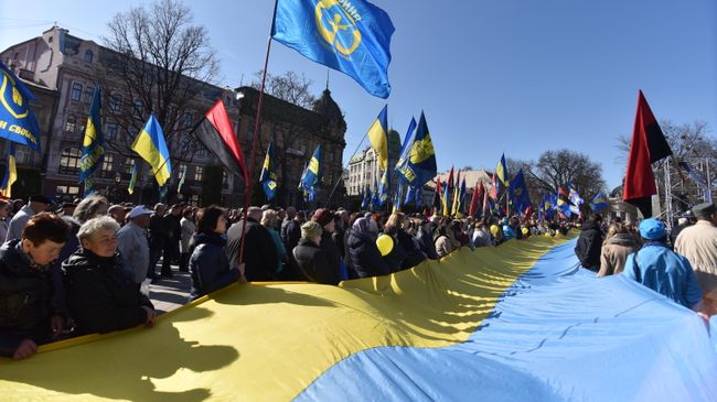 Участники народного вече за честные выборы у памятника Тарасу Шевченко во Львове Участники народного вече за честные выборы у памятника Тарасу Шевченко во Львове