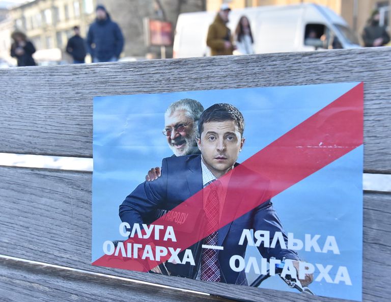 Листовки участников митинга против кандидата в президенты Украины Владимира Зеленского во Львове