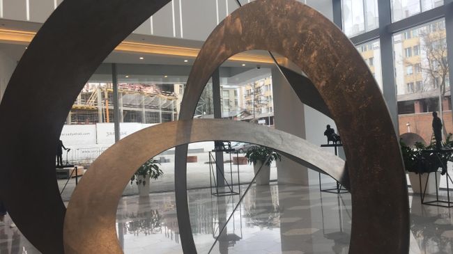 Скульптура в концерном зале Зарядье Скульптура в концерном зале Зарядье